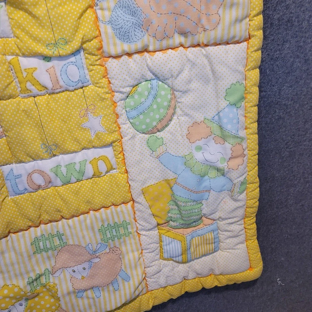 VIntage Downlon Baby Quilt Yellow New Kid In Town Crib Blanket‎